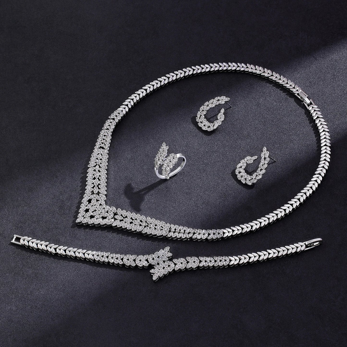 PROMOTIE COLIER+BRATARA+INEL+CERCEI CRISTAL PLACAT AUR 24K